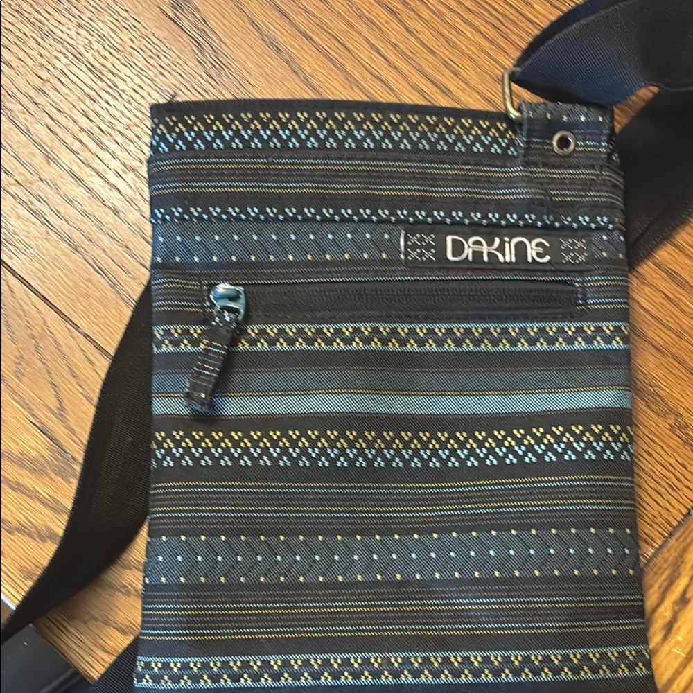 Dakine Black and Blue Messenger Bag for Everyday Use - Picture 1 of 5